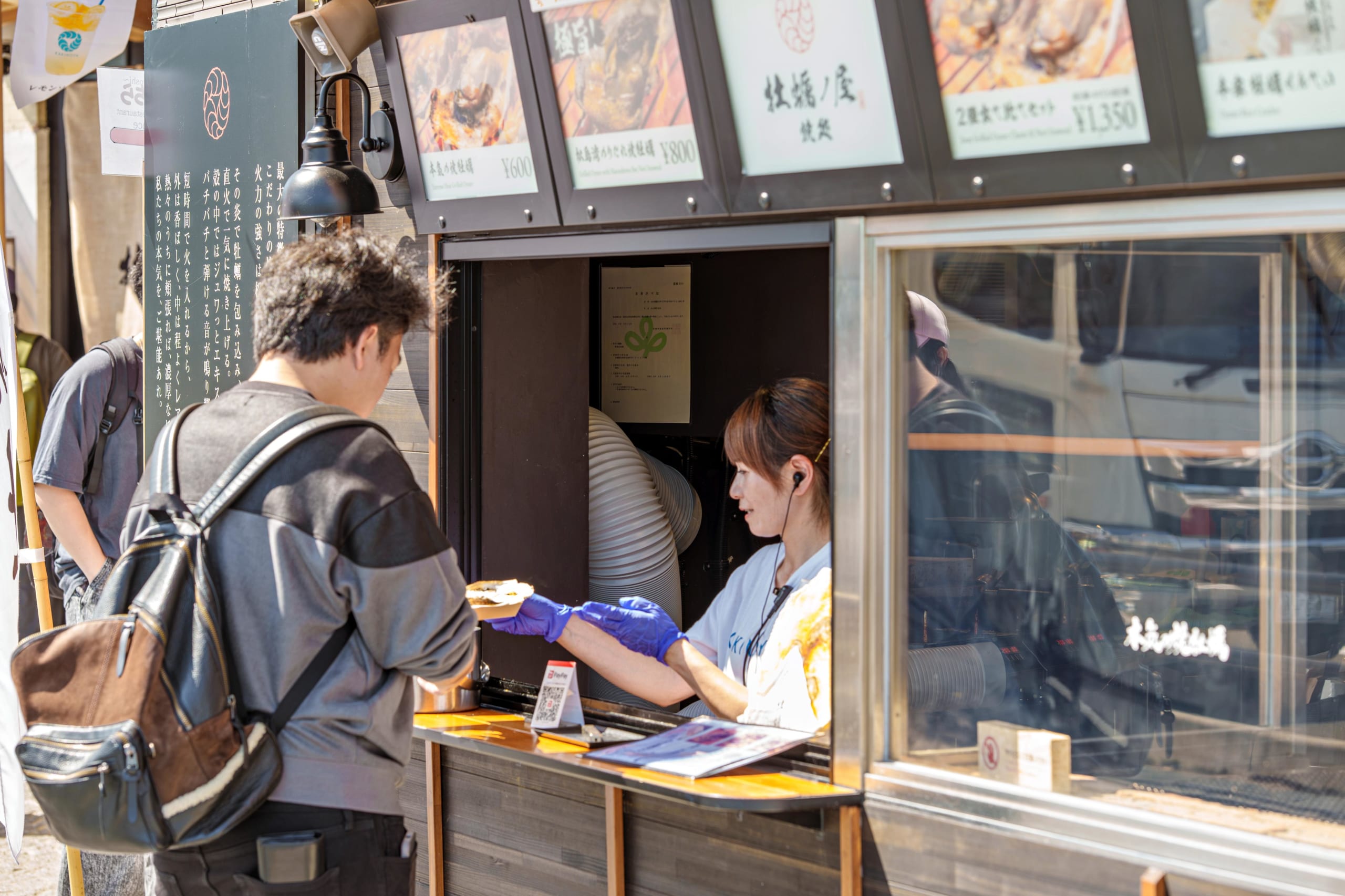 牡蠣ノ屋焼処_接客シーン